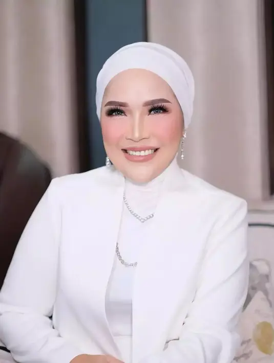 Kecantikannya tak kalah dibanding Ayu Ting Ting. Dan ia selalu mendapat support dari sang putri yang sukses sebagai entertainer. [Instagram @mom_ayting92_]