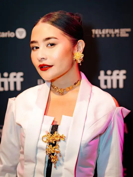 Dibantu oleh fashion stylist Andre Panaga, Prilly tampak mengenakan kebaya modifikasi warna putih rancangan RM Radinita Nayaka Anilasuta.  [Instagram/@prillylatuconsina96]