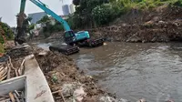 Di anak Kali Ciliwung, Jakarta, Dinas Pekerjaan Umum DKI masih melakukan pengerukan lumpur dan sampah, (9/10/14). (Liputan6.com/Johan Tallo)