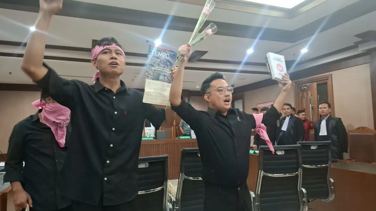 Direktur Eksekutif Lokataru Delpedro Marhaen menjalani sidang perdana bersama tiga terdakwa lainnya di Pengadilan Negeri Jakarta Pusat.