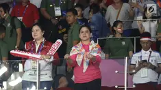 Ibu Negara, Iriana Joko Widodo bersama Menko PMK, Puan Maharani saat menyaksikan laga final bulutangkis beregu putra Asian Games 2018 antara Indonesia melawan China di Istora Kompleks GBK, Jakarta, Rabu (22/8). (Liputan6.com/Helmi Fithriansyah)