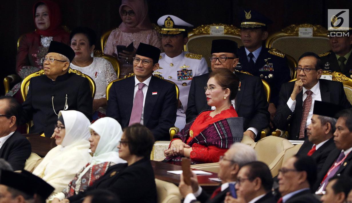 Wakil Presiden terpilih Ma'ruf Amin duduk bersebelahan dengan Mantan Gubernur DKI Jakarta Sandiaga Uno dalam Sidang tahunan Majelis Permusyawaratan Rakyat (MPR) Tahun 2019 di Kompleks Parlemen, Senayan, Jakarta, Jumat (16/8/2019). (Liputan6.com/ Johan Tallo)