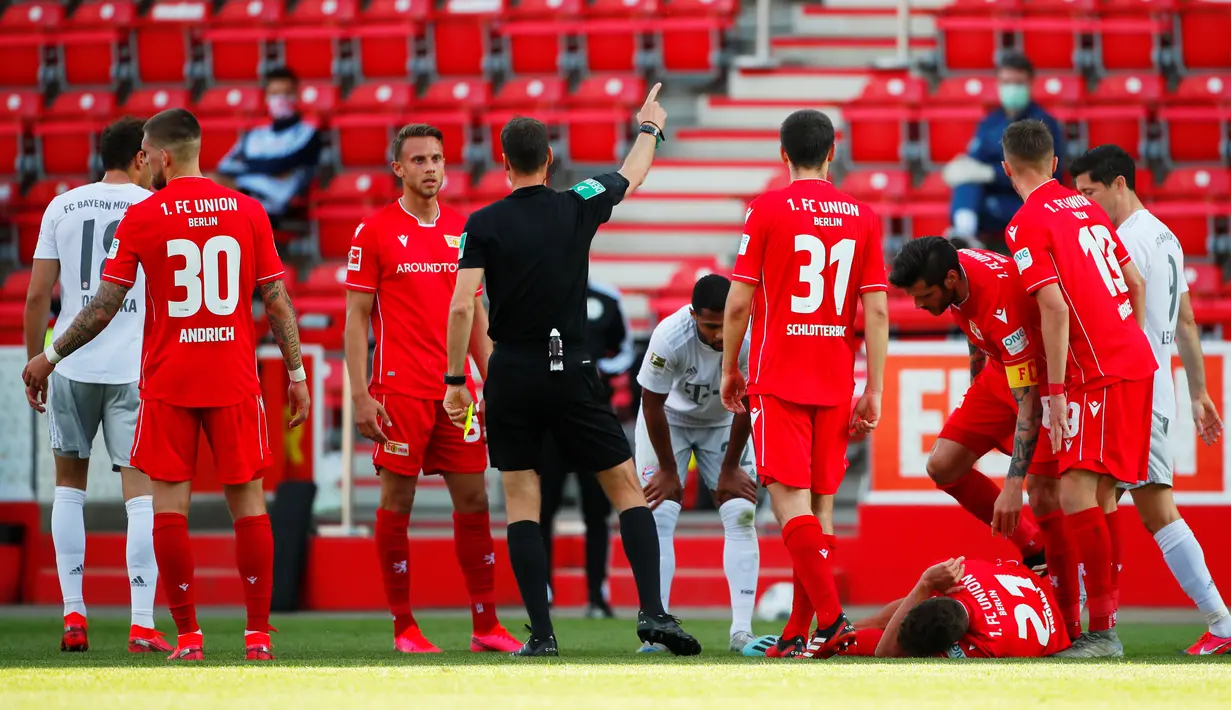 Pemain Union Berlin Grischa Proemel tergeletak di lapangan setelah mengalami cedera saat menghadapi Bayern Munchen pada pertandingan Bundesliga di Berlin, Jerman, Minggu (17/5/2020). Bayern Munchen masih memuncaki klasemen Bundesliga usai mengalahkan Union Berlin 2-0. (HANNIBAL HANSCHKE/POOL/AFP)