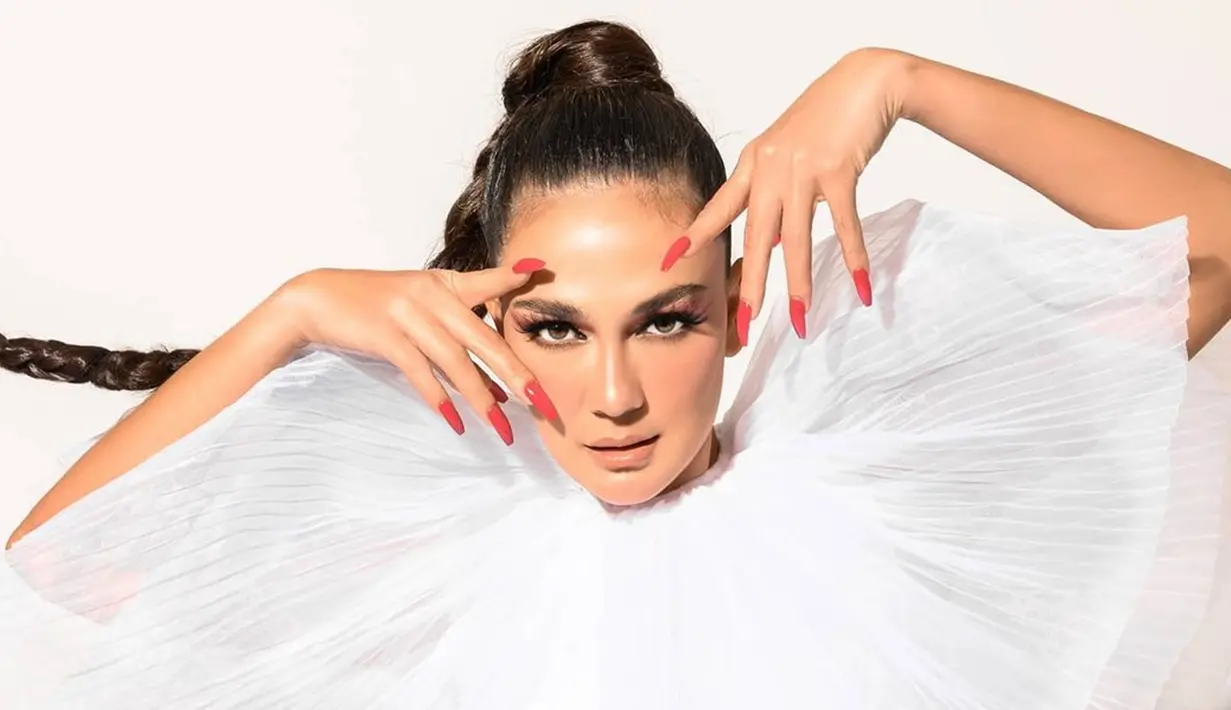Menggunakan gaya rambut dikepang panjang, penampilan Luna Maya curi perhatian netizen. Gaya rambutnya disebut netizen mirip Angelina Jolie saat perankan sosok Lara Croft dalam film Tom Raider. (Liputan6.com/IG/riomotret)
