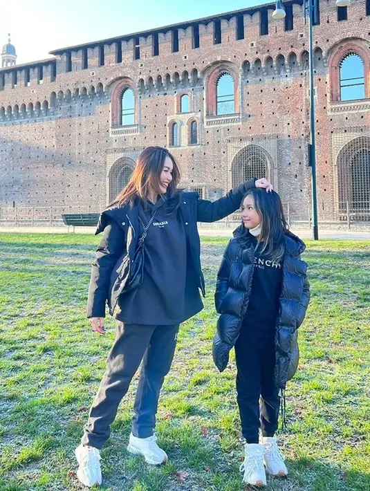 Tak sedikit pul netizen yang dibuat salah fokus dengan pertumbuhan Bilqis. Pasalnya, dalam potret terbarunya, Ayu Ting Ting tampak memperlihatkan penampilan baru Bilqis yang tampak beranjak remaja. (Liputan6.com/IG/@ayutingting92)