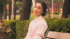 Meski baru berusia 18 tahun, Yasmin Napper selalu memperhatikan penampilannya. Gaya vintage menjadi salah satu pilihan pemain sinetron 	Love Story The Series ini. Seperti kali ini, Yasmin tampil cantik dengan dress panjang berwarna putih. (Liputan6.com/IG/@yasminnapper)