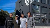 Darius Sinathrya dan Donna Agnesia Antar Dua Putranya Sekolah Sepakbola di Perancis. (Instagram Darius Sinathrya)