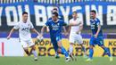 <p>Pemain Persib Bandung, Ezra Walian (tengah) saat melawan Persik Kediri pada laga BRI Liga 1 2022/2023 di Stadion Pakansari, Bogor, Rabu (8/3/2023). (Bola.com/M Iqbal Ichsan)</p>