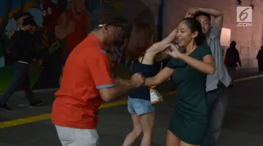 i Salsa menari di terowongan Kendal, Jakarta, Jumat (28/6/2019). Aksi komunitas salsa ini dilakukan untuk menghibur para pejalan kaki yang melintas di terowongan dekat Stasiun Sudirman tersebut. (Merdeka.com/Imam Buhori)