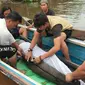 Proses evakuasi pesut di Pelalawan oleh BBKSDA Riau bersama instansi lainnya. (Liputan6.com/Dok BBKSDA Riau)