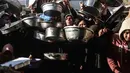 Sebelumnya, militer Israel menutup semua akses ke Gaza pada Sabtu (28/2/2026) setelah mengumumkan serangan udara terhadap Iran yang dilakukan bersama dengan Amerika Serikat. Tampak dalam foto, warga Palestina yang mengungsi berebut untuk makanan di Khan Younis, selatan Jalur Gaza pada Jumat 6 Maret 2026. (Bashar Taleb/AFP)