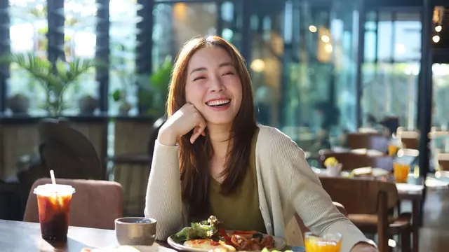 perempuan makan siang santai