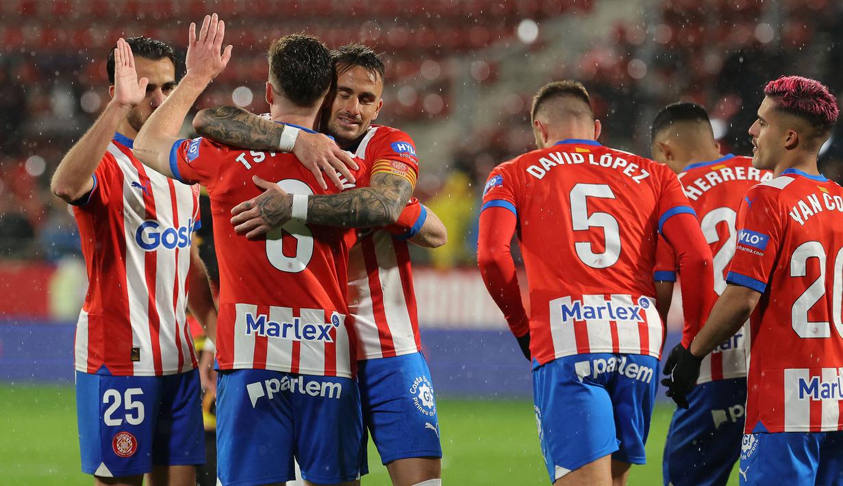 Pemain Girona merayakan gol yang dicetak oleh Viktor Tsyhankov pada laga lanjutan Liga Spanyol 2023/2024 melawan Rayo Vallecano di Montilivi Stadium, Girona, Spanyol, Selasa (27/02/2024). (AFP/Lluis Gene)