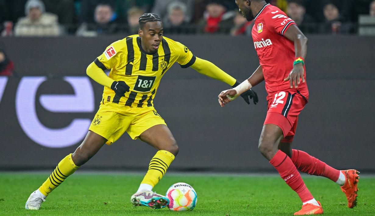 Pemain Bourssia Dortmund, Jamie Bynoe-Gittens (kiri) berusaha melewati pemain Bayer Leverkusen, Edmond Tapsoba saat laga lanjutan Liga Jerman 2022/2023 di BayArena, Leverkusen, 29 Januari 2023. Musim ini, Bynoe-Gittens sukses melesatkan 3 gol dan 1 assist dalam 17 pertandingan bersama Die Borussen. Ia masuk ke dalam 23 nama Timnas Inggris U-20 untuk laga uji coba menjelang Piala Dunia U-20 2023. (AFP/Sascha Schuermann)