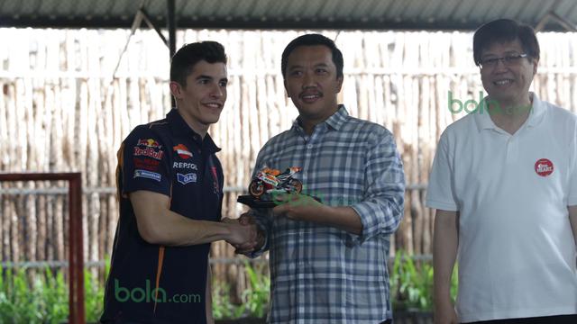 Menpora Imam Nahrawi (tengah)