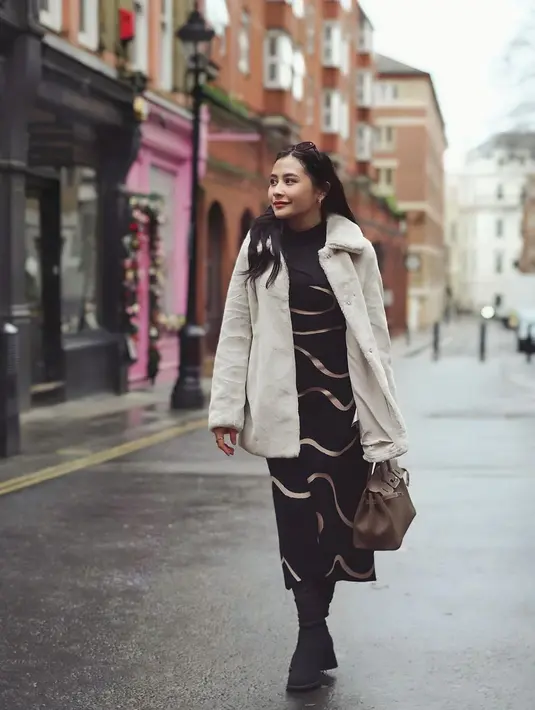 Padu padan jaketnya seru dan terlihat chic. Seperti potret ini, Prilly tampil kece dengan long dress dan wool jacket warna beige.  [@prillylatuconsina96]