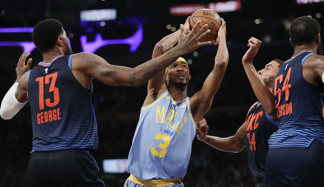 Aksi pemain Los Angeles Lakers, Corey Brewer (tengah) melewati adangan dua pemain Oklahoma City Thunder pada laga NBA basketball game di Staples Center, Los Angeles, (3/1/2018). Lakers kalah 96-133. (AP/Jae C. Hong)