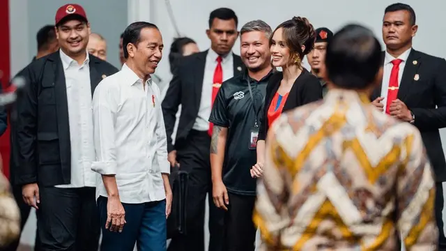Cinta Laura dan Gading Marten bertemu Presiden Jokowi di peresmian Indonesian Arena (Foto: Instagram claurakiehl)