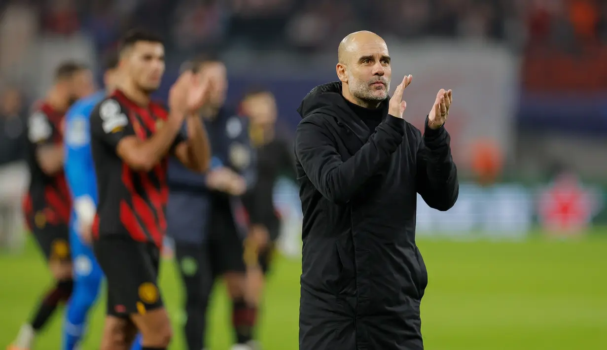 Pelatih Manchester City, Pep Guardiola bertepuk tangan untuk penggemar usai bertanding melawan  RB Leipzig pada pertandingan leg pertama babak 16 besar Liga Champions di Red Bull Arena, Jerman, Kamis (23/2/2023). Guardiola juga menegaskan bahwa imbang bukan hasil yang buruk. (AFP/Odd Andersen)