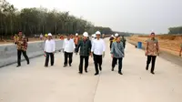 Jokowi Jalan Kaki Lewati Medan Berbatu di Hutan Karet Lampung