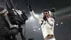 Pemain Manchester United, Amad Diallo melakukan selebrasi setelah mencetak gol ke gawang Liverpool pada laga lanjutan Liga Inggris 2024/2025 di Anfiled, Liverpool, Inggris, Minggu (05/01/2025). (AFP/Darren Staples)