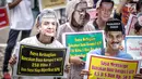 Peserta aksi mengenakan topeng sejumlah pejabat yang diduga terlibat kasus e-KTP saat menggelar unjuk rasa di depan Gedung KPK, Jakarta, Rabu (29/11). Mereka menuntut KPK agar memeriksa pejabat yang diduga terlibat. (Liputan6.com/Faizal Fanani)