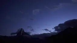 Suasana gunung Matterhorn dari kejauhan, saat rangkaian lampu dinyalakan, Zermatt, Swiss, Senin (13/7/2015). Briton merupakan orang yang pertama kali mendaki gunung ini, dengan dibantu oleh 6 tim pendaki. (REUTERS/Denis Balibouse)