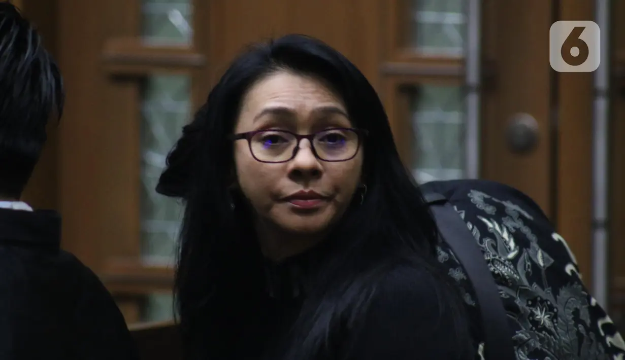 Terdakwa suap revitalisasi Pasar Lirung dan Pasar Beo Kabupaten Kepulauan Talaud TA 2019, Sri Wahyumi Maria Manalip jelang sidang putusan di Pengadilan Tipikor, Jakarta, Senin (9/12/2019). Sri Wahyumi dihukum empat tahun enam bulan penjara, denda Rp 200 juta. (Liputan6.com/Helmi Fithriansyah)