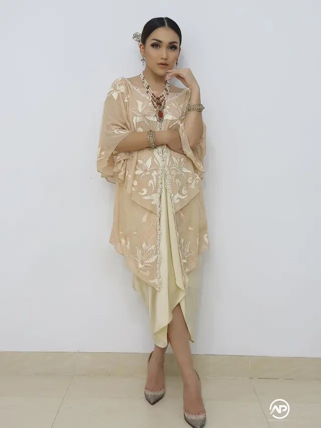 Duet Dengan Nella Kharisma, Ini 6 Potret Dress Ayu Ting Ting Curi Perhatian. (Sumber: Instagram/ayutingting92)