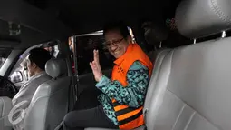 Irman Gusman saat berada di dalam mobil tahanan usai diperiksa di Gedung KPK, Jakarta, Selasa (4/10). Irman menjalani pemeriksaaan untuk pertama kalinya setelah ditahan oleh KPK. (Liputan6.com/Helmi Afandi)