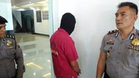 Peneror kepala babi di gedung dakwah akhirnya diringkus. Foto: (Reza Efendi/Liputan6.com)