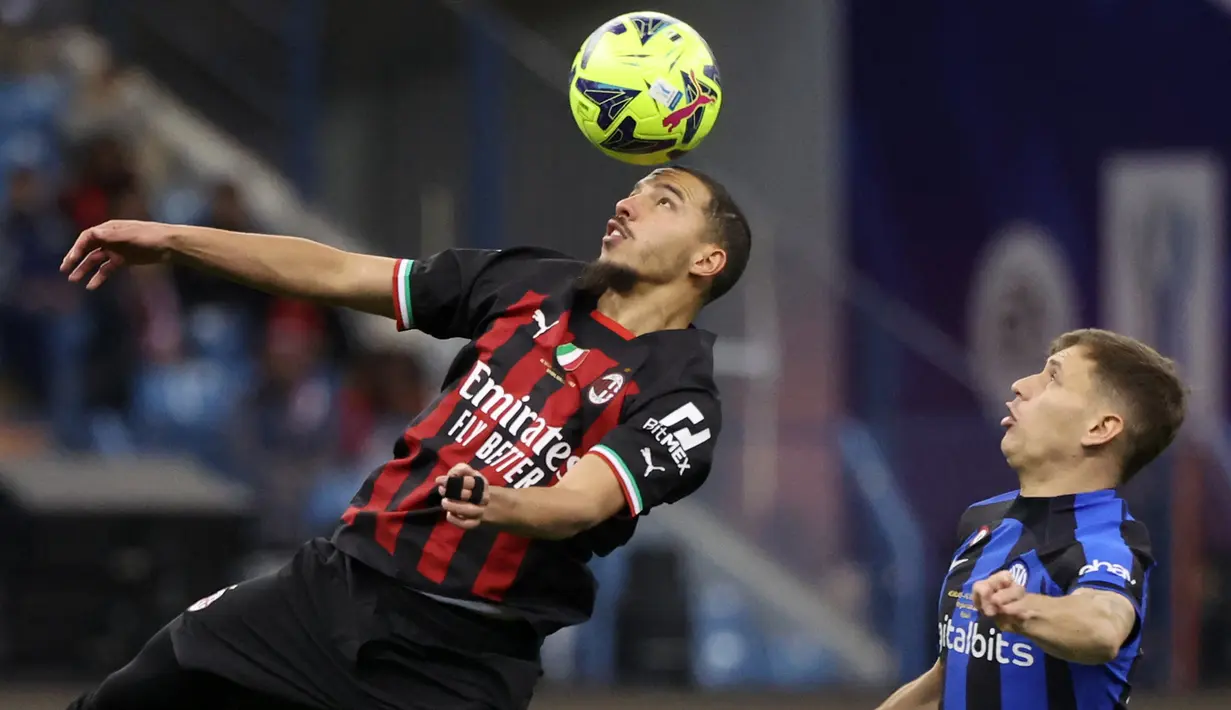 Bek AC Milan, Ismael Bennacer mengontrol bola di depan gelandang Inter Milan, Nicolo Barella pada laga Piala Super Italia di King Fahd Intrenational Stadium, Riyadh (18/1/2023). Ismael Bennacer pernah membela Arsenal selama semusim pada 2015/2016 dan hanya tampil satu kali di EFL Cup. Pada 2017/2018 ia hijrah ke Serie B Liga Italia bersama Empoli dan mampu membawa timnya promosi ke Serie A pada 2018/2019. Pada 2019/2020 AC Milan meminangnya hingga kini. (AFP/Giuseppe Cacace)