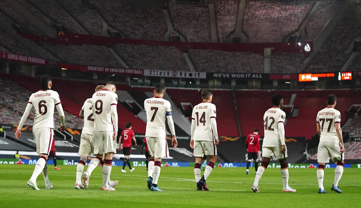 Pemain AS Roma Edin Dzeko bersama rekan-rekan setimnya usai mencetak gol ke gawang Manchester United pada leg pertama semifinal Liga Europa di Old Trafford, Manchester, Inggris, Kamis (29/4/2021). Manchester United menang 6-2. (AP Photo/Jon Super)