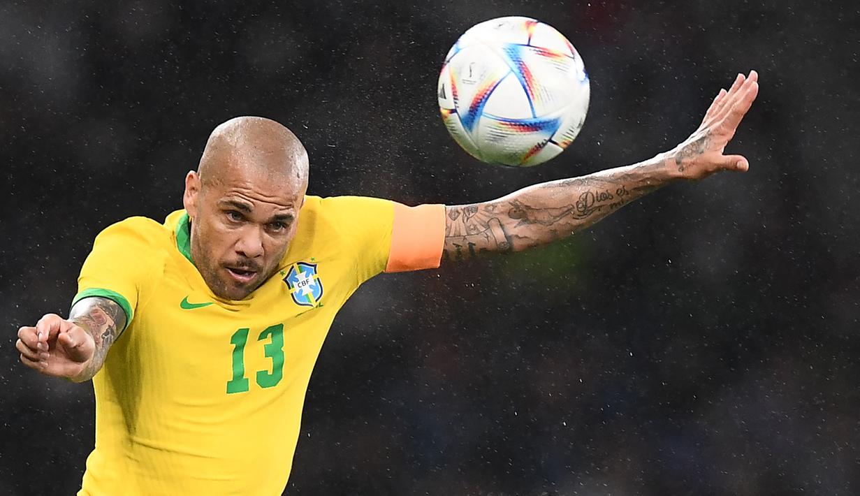<p>Pemain gaek Brasil lainnya yang dipanggil oleh Tite adalah Dani Alves. Hal ini cukup mengejutkan banyak publik karena pemain 39 tahun itu sudah tidak bermain di liga yang kompetitif. Alves kini merumput bersama UNAM Pumas di Liga MX Apertura (Liga Meksiko) setelah hengkang dari Barcelona pada musim panas ini. Meskipun begitu, Tite pasti memiliki pertimbangan khusus untuk memasukkan sang veteran ke dalam daftar skuadnya. (AFP/Charly Triballeau)</p>