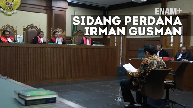 Irman Gusman menjalani sidang perdana di Pengadilan Tipikor Jakarta. Ia tampak ceria dan ramah menebarkan senyuman