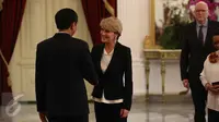 Presiden Jokowi menyambut kedatangan Menlu Australia Julie Bishop di Istana Merdeka, Jakarta, Rabu (26/10). Presiden Jokowi dan Menlu Australia akan melakukan pertemuan ‎tertutup di salah satu ruangan di istana. (Liputan6.com/Faizal Fanani)