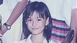 Sedari kecil Agnez Mo sudah memiliki aura bintang. Tak hanya bersuara merdu, ia juga berprestasi di sekolah. Tatapan matanya yang tajam menandakan sosok Agnez Mo memang cerdas dan selalu tampil percaya diri. (Liputan6.com/IG/lalamarionmj)