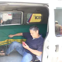 Suami Renita Sukardi mendampingi jenazah sang istri. (Nurwahyunan/Bintang.com)