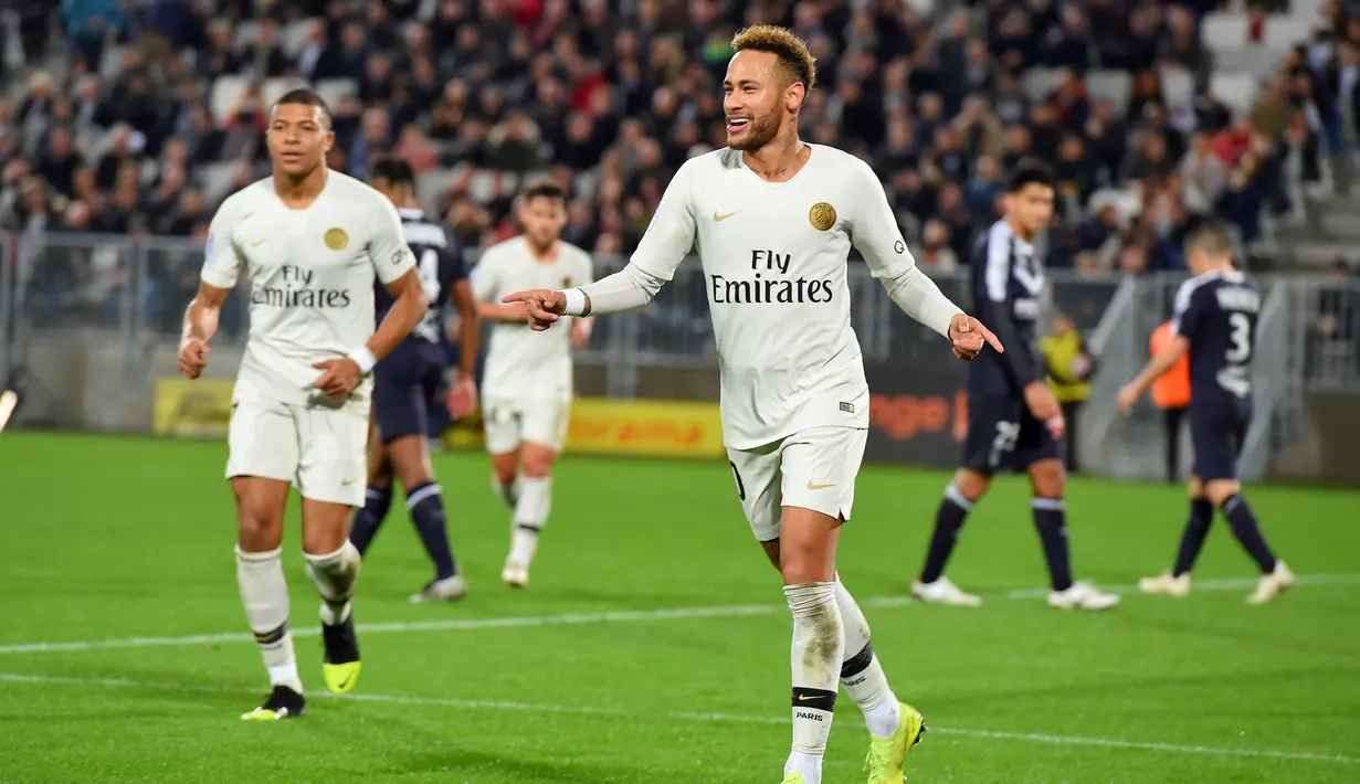 2. Neymar Jr – Sebelum meraih kesuksesan, Neymar tumbuh dari keluarga miskin di Brazil. Bapaknya bekerja serabutan setiap harinya demi mencukupi kebutuhan keluarga Neymar saat itu. (AFP/Nicolas Tucat)