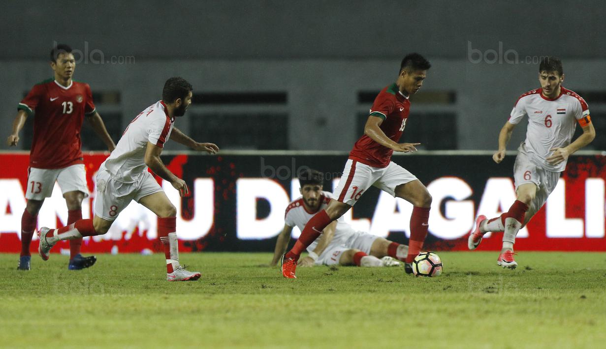Bek Indonesia, Fachrudin Arianto, menggiring boila saat pertandingan melawan Suriah U-23 pada laga persahabatan di Stadion Wibawa Mukti, Cikarang, Sabtu (18/11/2017). Indonesia kalah 0-1 dari Suriah U-23. (Bola.com/ M Iqbal Ichsan)