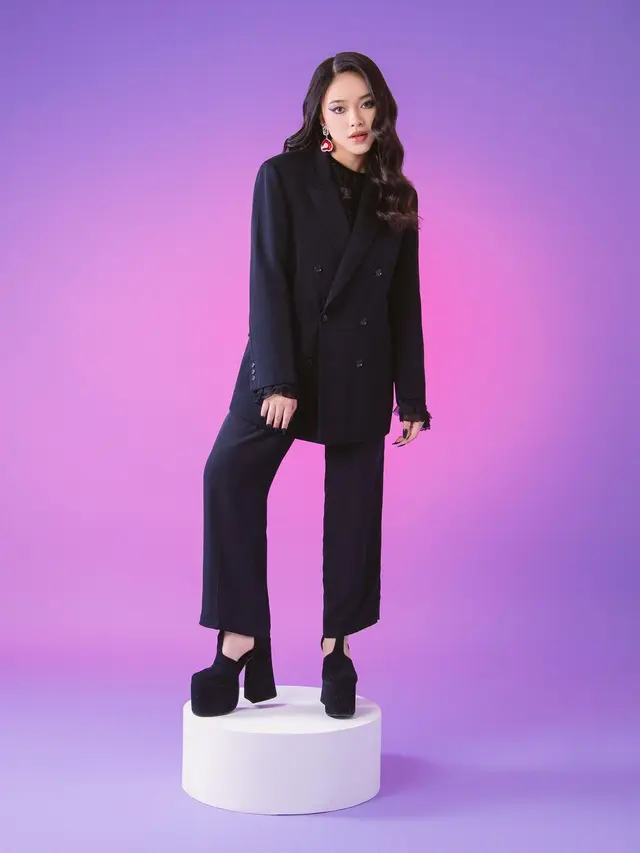 Potret Anneth Delliecia pacar Betrand Peto Putra Onsu dalam balutan outfit hitam (Foto: Instagram anneth.dlc)