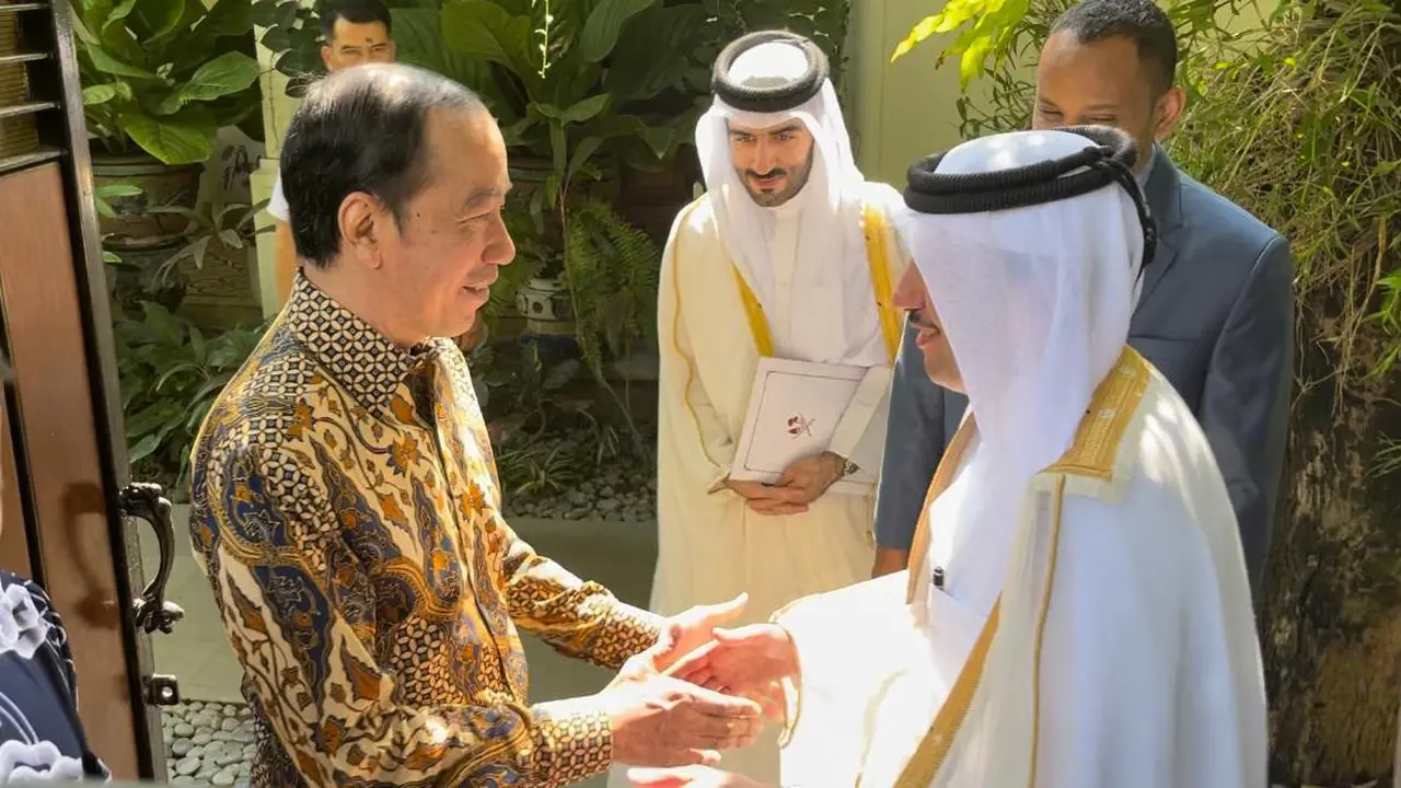 Dubes Qatar, Sultan Bin Mubarak Saad Al-Dosari mengunjungi Jokowi di kediamannya daerah Sumber, Solo, Jumat (17/7/2026). (merdeka.com/Arie Sunaryo).