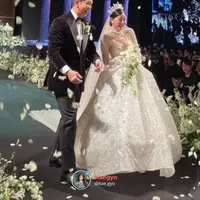 Lee Seung Gi dan Lee Da In resmi menikah hari ini. Dalam beberapa foto yang tersebar di media sosial, keduanya mengenakan 2 outfit berbeda dalam rangkaian acara pernikahan mereka. Foto: Instagram.