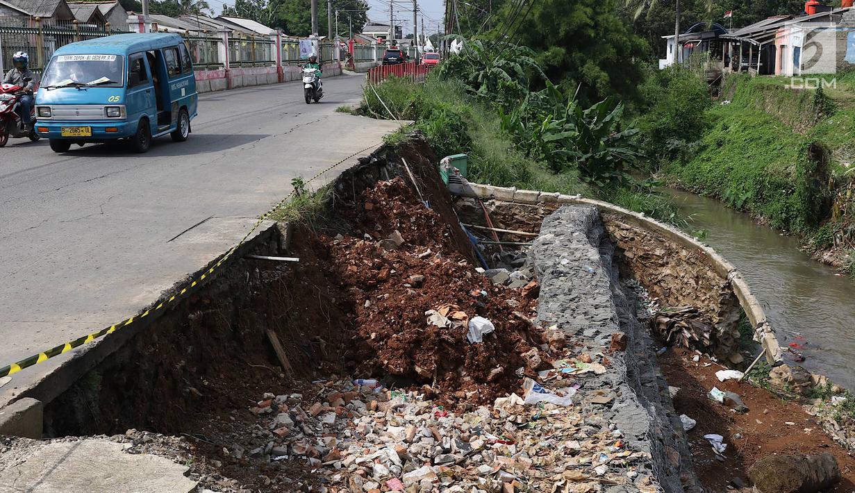 FOTO: Tak Kunjung Diperbaiki, Jalan Amblas di Depok ...