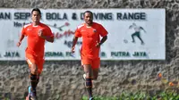 Bek Persija, M. Robi, dan Leonard Tupamahu, saat latihan tim Persija di Lapangan Kusuma Agrowisata, Batu, Malang, Rabu (4/11/2015). (Bola.com/Kevin Setiawan)
