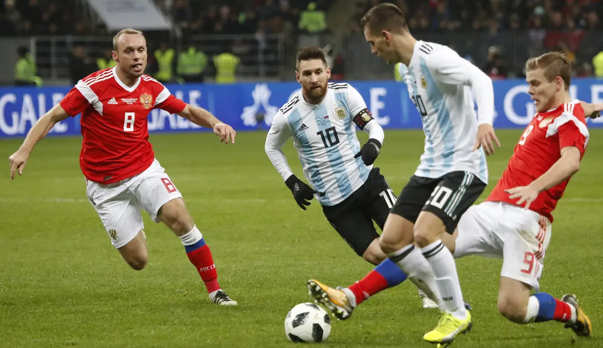 Striker Rusia, Aleksandr Kokorin, menekel gelandang Argentina, Giovani Lo Celso, pada laga persahabatan jelang Piala Dunia 2018 di Stadion Luzhniki, Moskow, Sabtu (11/11/2017). Rusia kalah 0-1 dari Argentina. (AP/Pavel Golovkin)