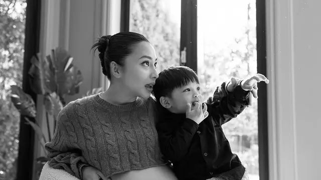 6 Gaya Trendy Nikita Willy Pamer Baby Bump Sebelum Melahirkan Anak Kedua dengan Water Birth