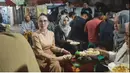 Arumi Bachsin tidak hanya artis terkenal pada tahun 2000-an, tapi juga seorang istri dari Wakil Gubernur Jawa Timur. Setelah berdinas ke Jakarta, disela-sela waktu kosongnya digunakan untuk kuliner. Berikut beberapa potretnya. [Youtube/arumibachsin_94]