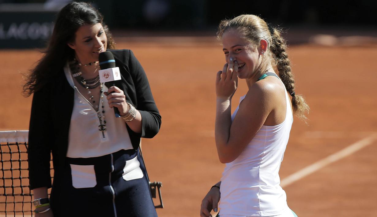 Petenis Latvia, Jelena Ostapenko, diwawancarai wartawan usai laga melawan petenis Swiss, Timea Bacsinszky di semifinal Prancis Terbuka di Roland Garros, Paris Jumat (9/6/2017). Jelena Ostapenko menang dengan skor 7-6(4), 3-6, 6-3. (AP/Michel Euler)