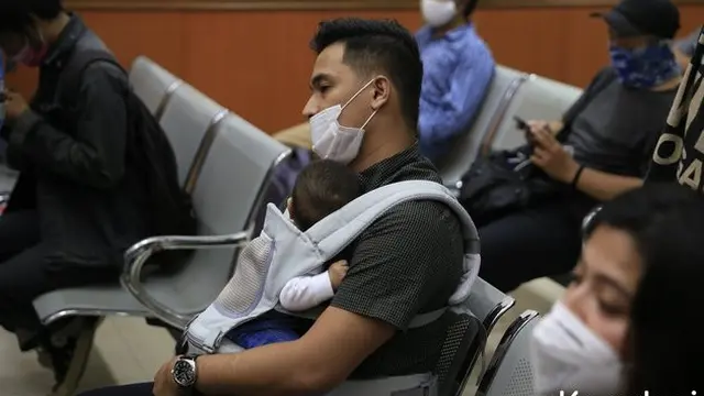 6 Potret Bibi Ardiansyah Gendong Anak Saat Temani Vanessa Angel Jalani Persidangan